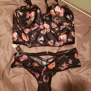 Victoria secret set very sexy top cheeky panties